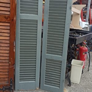 Παλιά Ξύλινα γκρι παντζούρια