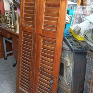 Ξύλινα καφέ πατζούρια