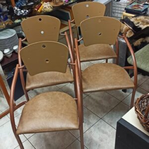 Σιδερένιες καρέκλες με δερμάτινο κάθισμα