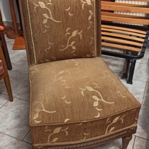 Πολυθρόνα ξύλινη χωρίς μπράτσα