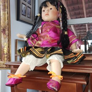 Παιδική πορσελάνινη κούκλα