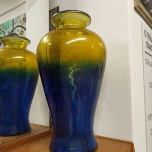 Βάζο με μπλε και κίτρινη απόχρωση του 1990