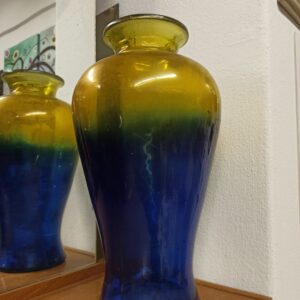 Alternative view of Βάζο με μπλε και κίτρινη απόχρωση του 1990