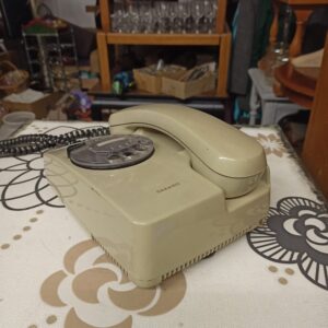 Alternative view of Παλιό τηλέφωνο '80