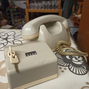 Alternative view of Παλιό τηλέφωνο '80