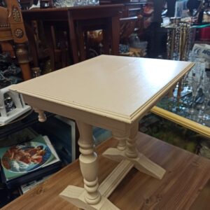 Άσπρο ξύλινο τραπεζάκι με διακριτικό σκάλισμα Μ45χΠ38χΥ44εκ