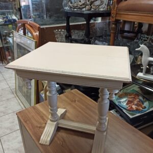 Alternative view of Άσπρο ξύλινο τραπεζάκι με διακριτικό σκάλισμα Μ45χΠ38χΥ44εκ