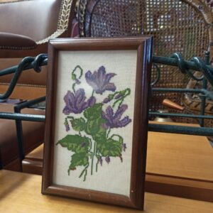 Κεντητό πινακάκι μοβ βιολέτες