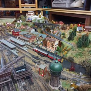 Μακέτα τρένων σε τραπέζι σαλονιού