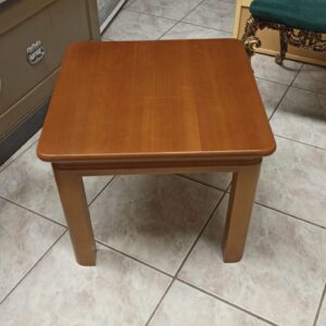Απλό ξύλινο βοηθητικό τραπεζάκι του 1990 Μ44χΠ44χΥ40εκ