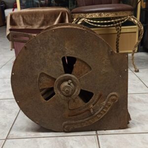 Alternative view of Μια παλιά αγροτική μηχανή 1τμχ