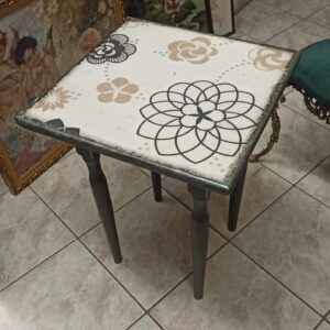 Ξύλινο τραπεζάκι βαμμένο με χρώματα κιμωλίας 1τμχ Υ60χΜ45χΠ45εκ