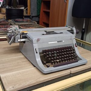 Alternative view of Olivetti Linea 88 γραφομηχανή του '60 1τμχ Μ33-60χΥ20χΠ40εκ