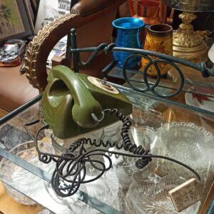 Alternative view of Παλιό πράσινο σταθερό τηλέφωνο του '80