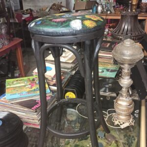 Ξύλινο ψηλό σκαμπό