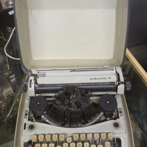 Alternative view of Παλιά γραφομηχανή gabriele 10