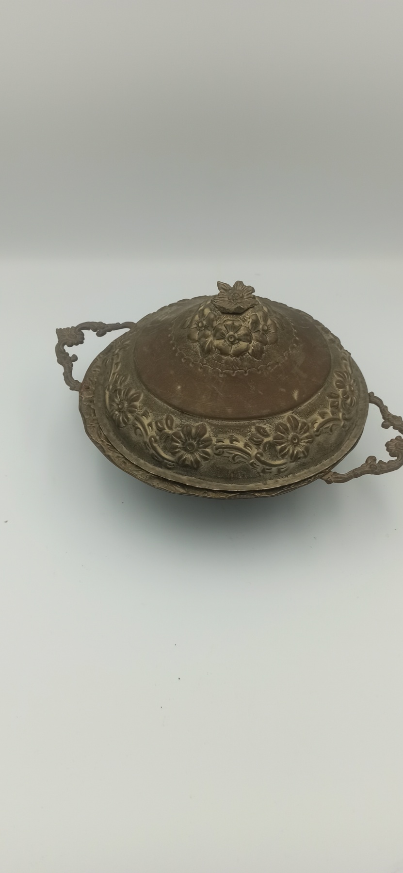 μπρούτζινο σκεύος σερβιρίσματος